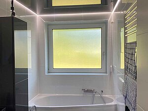 Badezimmer Renovierung mit Spanndecke und LED-Beleuchtung